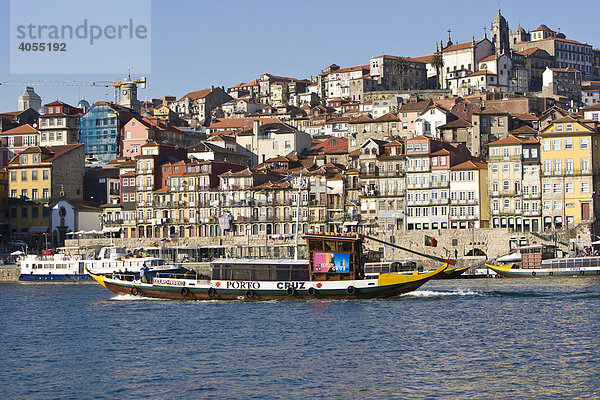 Typisches Touristenboot auf dem Duoro  hinten der Ribeira Quay  Porto  UNESCO Weltkulturerbe  Portugal  Europa
