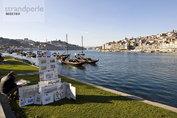 Ein Künstler malt Portweinschiffe  an der Rua Diogo Leite  Fluss Rio Duoro  hinten die Altstadt von Porto  UNESCO Weltkulturerbe  Portugal  Europa