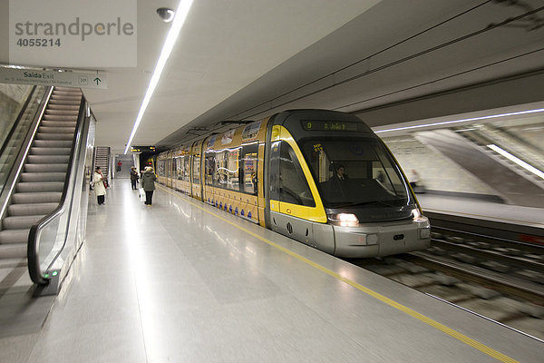 Ein Zug der U-Bahn von Porto fährt in eine Station ein  Porto  Portugal  Europa