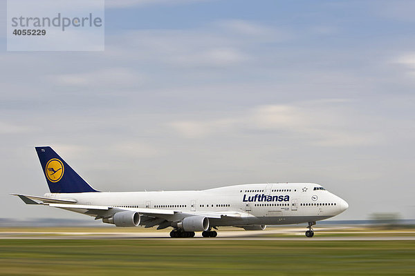 Boeing 747 der Lufthansa beim Start am Frankfurter Flughafen  Frankfurt  Hessen  Deutschland  Europa