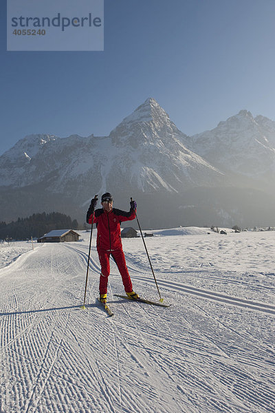 Ski-Langläufer fährt auf einer Loipe  hinten die Sonnenspitze  Tirol  Österreich  Europa