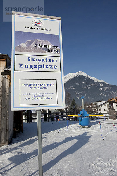 Hinweisschild in einer Skischule für eine Skisafari  Ehrwald  Tirol  Österreich  Europa
