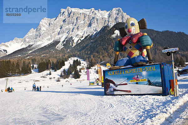 Clown als Werbung auf einer Skipiste  hinten die Zugspitze  Ehrwald  Tirol  Österreich  Europa