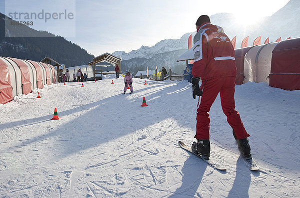 Kinder werden von einer Skilehrerin in einem Anfängerkurs in einer Skischule unterrichtet  Ehrwald  Tirol  Österreich  Europa
