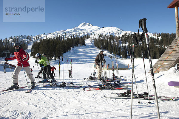 Skifahrer stellen ihre Skiausrüstung zum AprËs Ski auf der Grubigalm ab  Lermoos  Tirol  Österreich  Europa