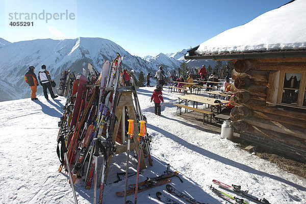 Ski stehen vor der Heitwanger Hochalm  hinten Roter Stein 2366m  Älple 1663m  Hönig 2034m  Bichelbach  Tirol  Österreich  Europa