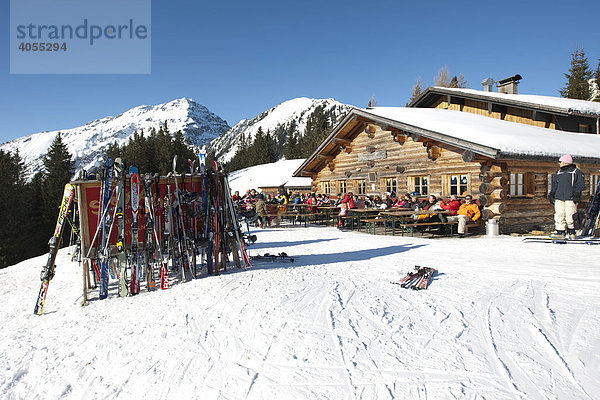 Ski stehen vor der Heitwanger Hochalm  Bichelbach  Tirol  Österreich  Europa