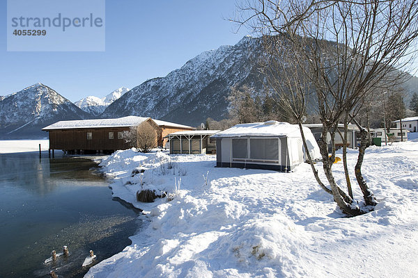 Wohnmobile im Schnee am Heiterwanger See  Heiterwang am See  Tirol  Österreich  Europa