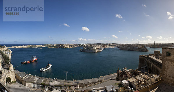 Blick von Valletta auf den Grand Harbour  v.l.n.R. Rinella  Kalkara  Fort St Angelo und Senglea  hinten der Hafen von Malta  vorne Barriera Wharf  Valletta  Malta  Europa