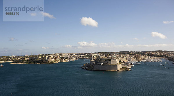 Blick von Valletta auf den Grand Hourbour  v.l.n.R. Kalkara  Fort St Angelo und den Yachthafen  Valletta  Malta  Europa