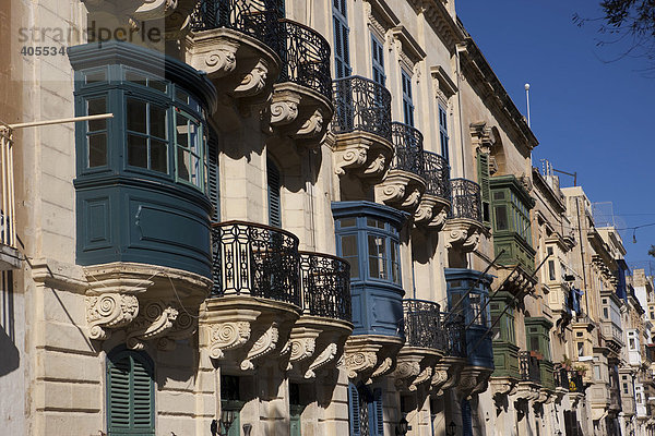 Typische alte Balkone an alten Häuserfronten  Barriera Wharf  Valletta  Malta  Europa
