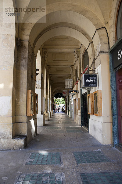 Typische Passage an der Republic Street  Valletta  Malta  Europa
