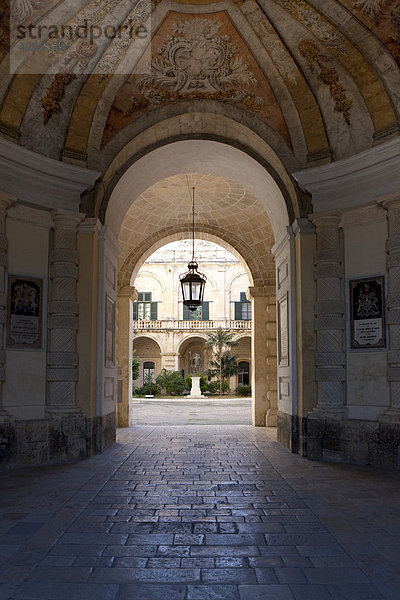 Eingang zum Grand Master Palace an der Republic Street  Valletta  Malta  Europa