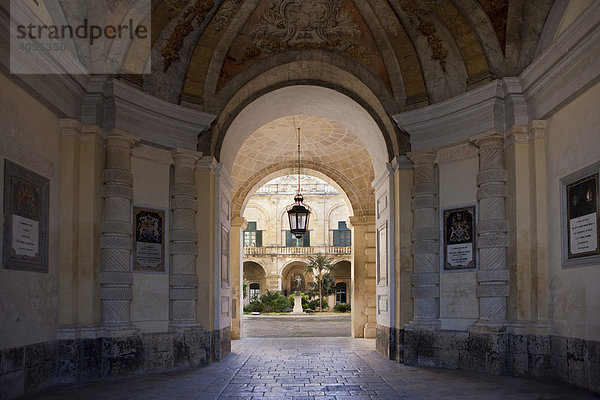 Eingang zum Grand Master Palace an der Republic Street  Valletta  Malta  Europa