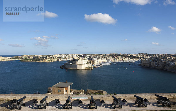 Grand Harbour  Blick von Upper Barracca Garden auf Senglea und Fort St Angelo  Teil der Three Cities  Valletta  Malta  Europa