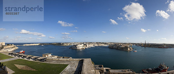 Grand Harbour  Blick von Upper Barracca Garden auf Senglea und Fort St Angelo  Teil der Three Cities  hinten der Hafen von Malta  Valletta  Malta  Europa