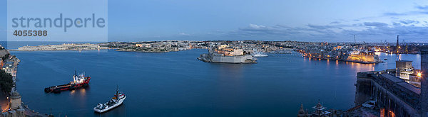 Grand Harbour  Blick von Victoria Gate auf Senglea und Fort St Angelo  Teil der Three Cities  hinten der Hafen von Malta  Valletta  Malta  Europa