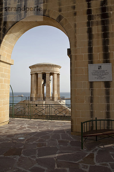 Lower Barracca Garden mit Blick zu der Einfahrt des Grand Harbour  Valletta  Malta  Europa