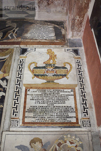 Marmorplatte mit Schriftzeichen auf dem Boden  St. John's Co-Cathedral  Valletta  Malta  Europa