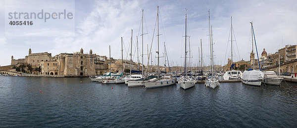 Dockyard Creek zwischen Vittoriosa und Senglea  hinten die Kirche Our Lady of Victory  Vittoriosa Brigu  Malta  Europa