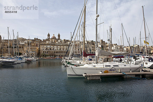 Dockyard Creek zwischen Vittoriosa und Senglea  hinten die Kirche Our Lady of Victory  Vittoriosa Brigu  Malta  Europa