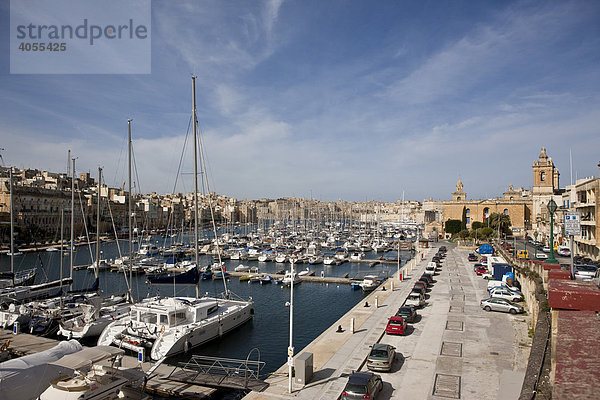 Dockyard Creek zwischen Vittoriosa und Senglea  hinten Maritime Museum St. Lawrence  Vittoriosa Brigu  Malta  Europa
