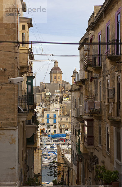 Blick durch alte Gassen von Senglea auf die Kirche Sacra Infermeria Santa Skolastika in Vittoriosa Brigu  Malta  Europa