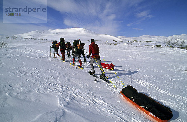 Schneeschuhwanderer mit Pulka  Lastenschlitten  im Naturreservat Valadalen  Schweden  Skandinavien  Europa