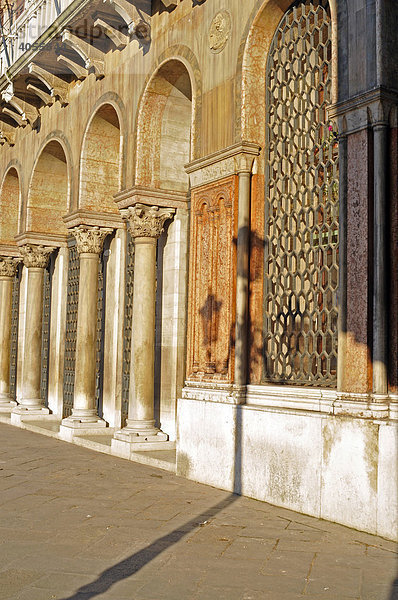 Historische Straßleuchtung  Schatten  Nähe Rialto  Venedig  Italien  Europa