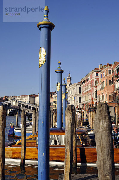 Bootsanleger Nähe Rialto Brücke  Venedig  Venetien  Italien  Europa
