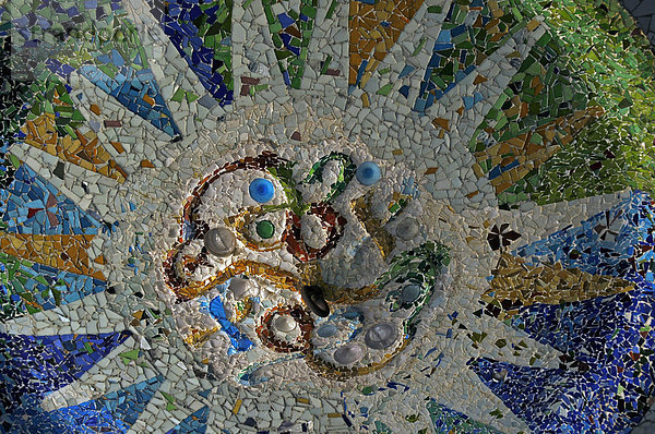 Mosaik im Park Güell  Barcelona  Katalonien  Spanien  Europa