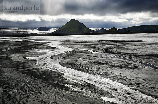 Der Berg Mælifell  Maelifell  inmitten der Lava- und Sandwüste Mælifellssandur  Maelifellssandur  Island  Europa