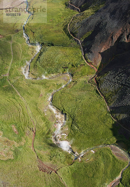 Geothermalgebiet HveragerÄ‘i  Hveragerthi  Hveragerdi  durch das sich ein heißer  dampfender Bach schlängelt  aus der Luft  Island  Europa