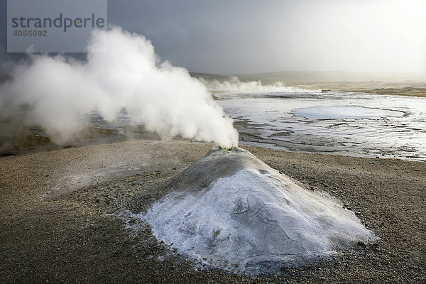 Der Öskjuholt  ein rauchender Sinterkegel  der aussieht wie ein Mini-Vulkan  Hveavellir  Island  Europa