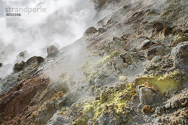 Dampfende  mit Schwefel bedeckte Erdlöcher und Spalten  Geothermalgebiet Seltun in Südisland  Island  Europa