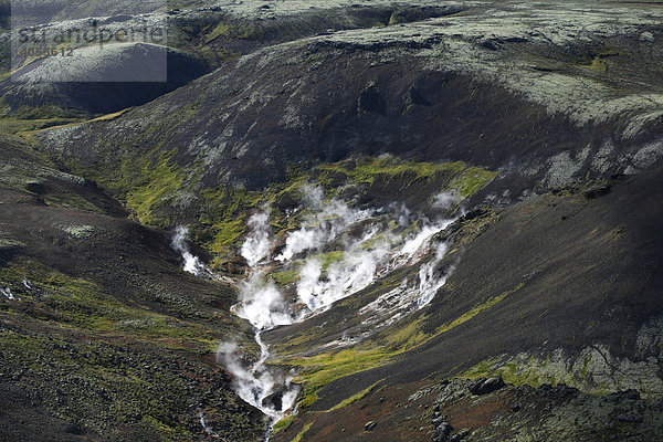 Heiße Quellen dampfen aus dem geothermalen Gebiet am Vulkan Hengill in der Nähe des Geothermalkraftwerkes Nesjavellir in Südisland  Island  Europa