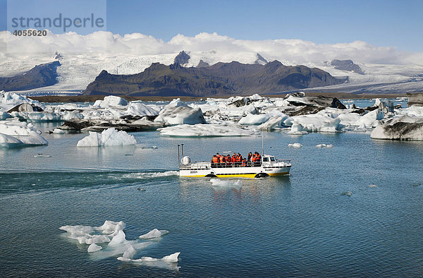 In der Gletscherlagune Jökulsarlon des Gletschers Vatnajökull kann man mit einem Landungsboot zwischen den schwimmenden Eisbergen  die zum Teil mit schwarzer Lava-Asche gefärbt sind  umherfahren  Island  Europa