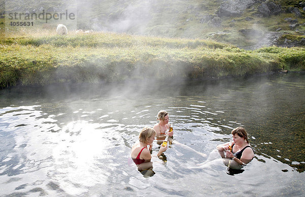Drei Isländerinnen mit Bier in der warmen Quelle  hot pool  von Landmannalaugar  Island  Europa