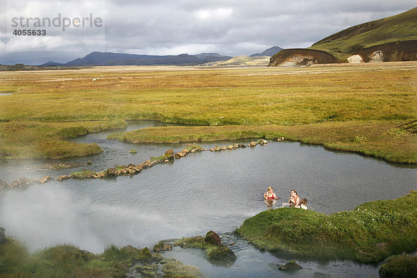 Drei Isländerinnen in der warmen Quelle  hot pool  von Landmannalaugar  Island  Europa