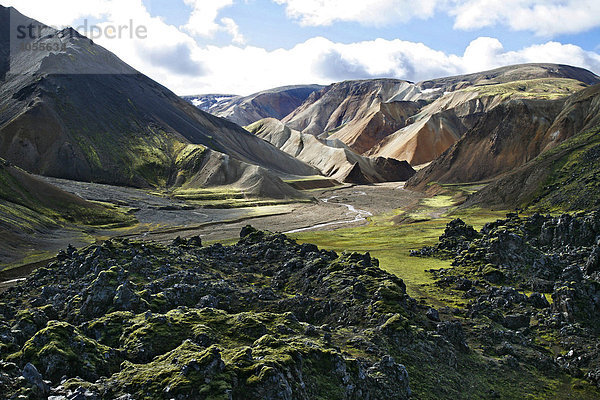 Schwarze Lava und farbige Rhyolith-Berge bei Landmannalaugar  Island  Europa