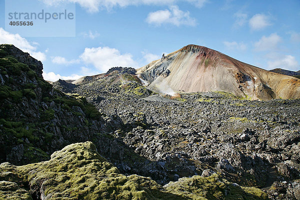 Der bunte  von Mineralien gefärbte Berg Brennisteinsalda  Schwefelwelle  ist von einem Lavafeld umgeben  Landmannalaugar  Island  Europa