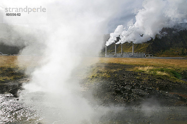 Bäche mit heißem Wasser vor dem geothermalen Kraftwerk Nesjavelli  das Energie über lange Pipelines und Leitungen bis nach Reykjavik liefert  Island  Europa