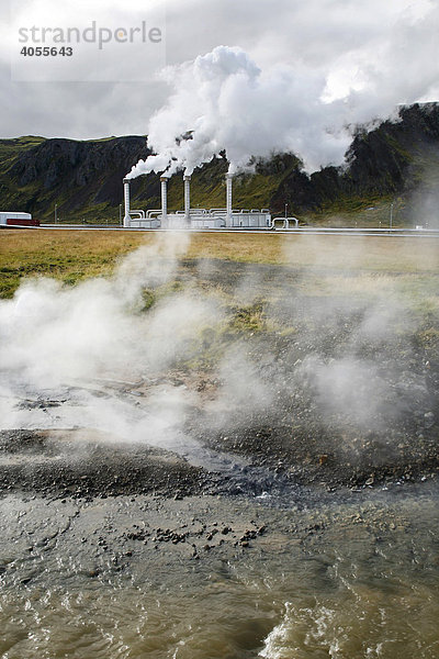 Bäche mit heißem Wasser vor dem geothermalen Kraftwerk Nesjavelli  das Energie über lange Pipelines und Leitungen bis nach Reykjavik liefert  Island  Europa