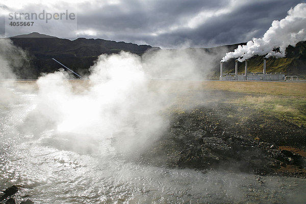 Bach mit heißem Wasser fließt vor dem geothermalen Kraftwerk Nesjavelli  Island  Europa