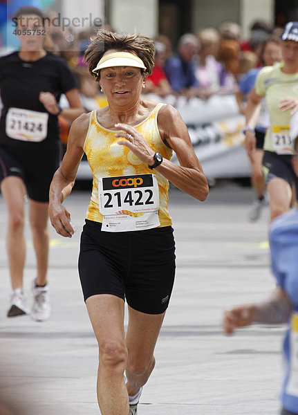 Die Gründerin und ehemalige Präsidentin des Schweizer Frauenlaufs Verena Weibel im Zieleinlauf  Schweizer Frauenlauf  1. Juni 2008  Bern  Schweiz  Europa