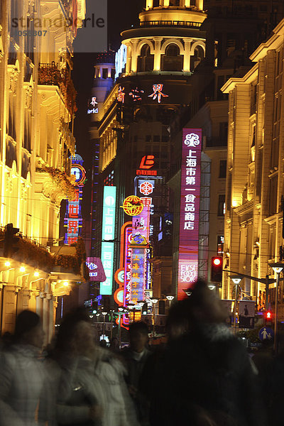 Einkaufsstraße Nanjing Road  Nachtaufnahme  Shanghai  China  Asien