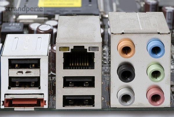 Details Anschlüsse auf einem PC Motherboard  Hauptplatine  Makro