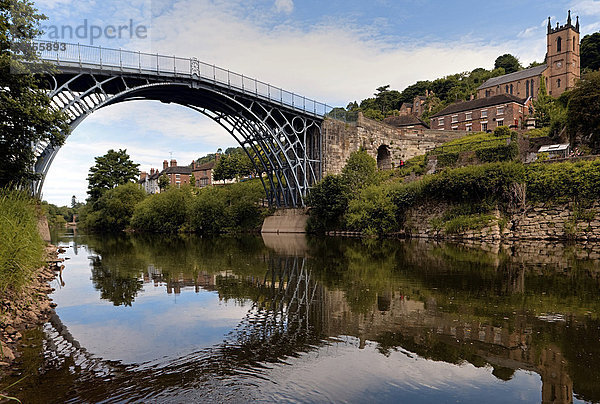 Ironbridge  erste Eisenbrücke der Welt  1779 von Abraham Darby erbaut über den Fluss Severn in Telford  Shropshire  England  Großbritannien  Europa
