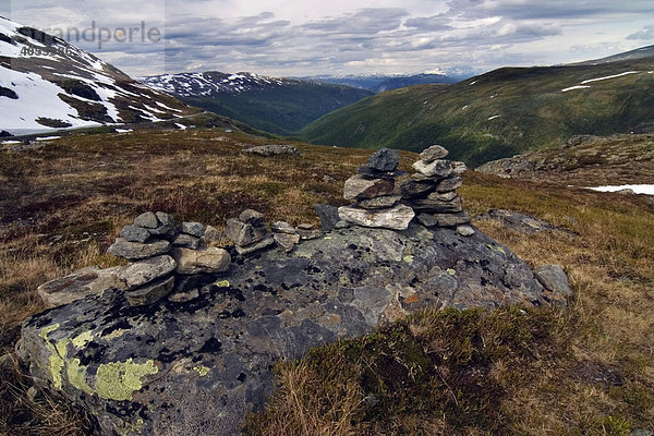 Steinmännchen auf einem Berggipfel  Skei  Sogn og Fjordane  Norwegen  Skandinavien  Europa