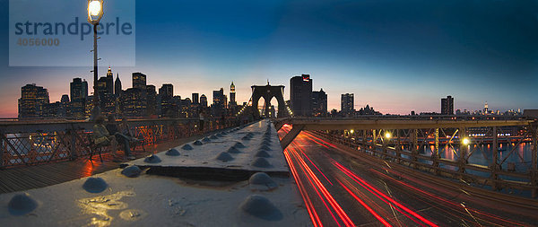 Panorama Brooklyn Bridge mit Manhattan bei Nacht  New York City  New York  USA